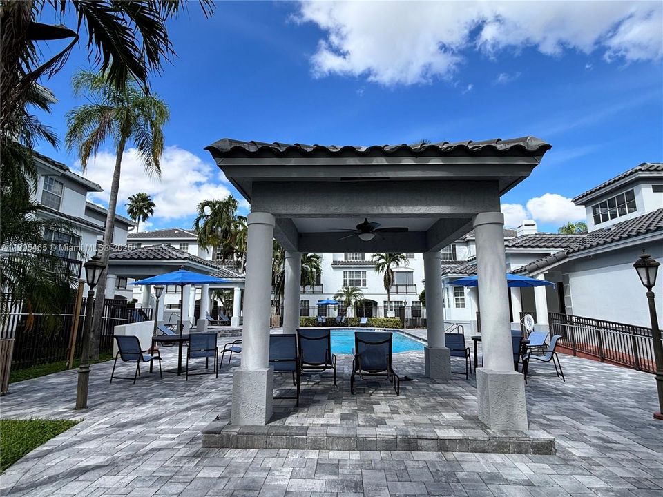 合同活跃: $2,300 (2 贝兹, 2 浴室, 1034 平方英尺)