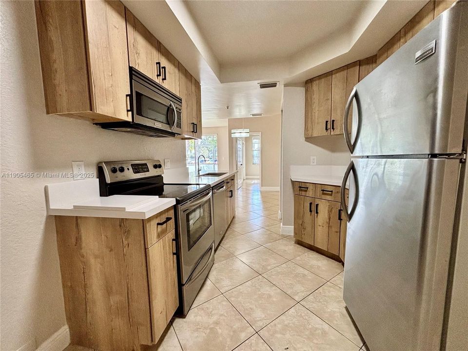 合同活跃: $2,300 (2 贝兹, 2 浴室, 1034 平方英尺)