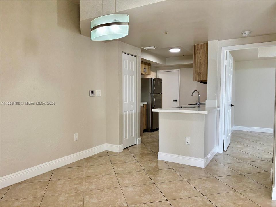 合同活跃: $2,300 (2 贝兹, 2 浴室, 1034 平方英尺)