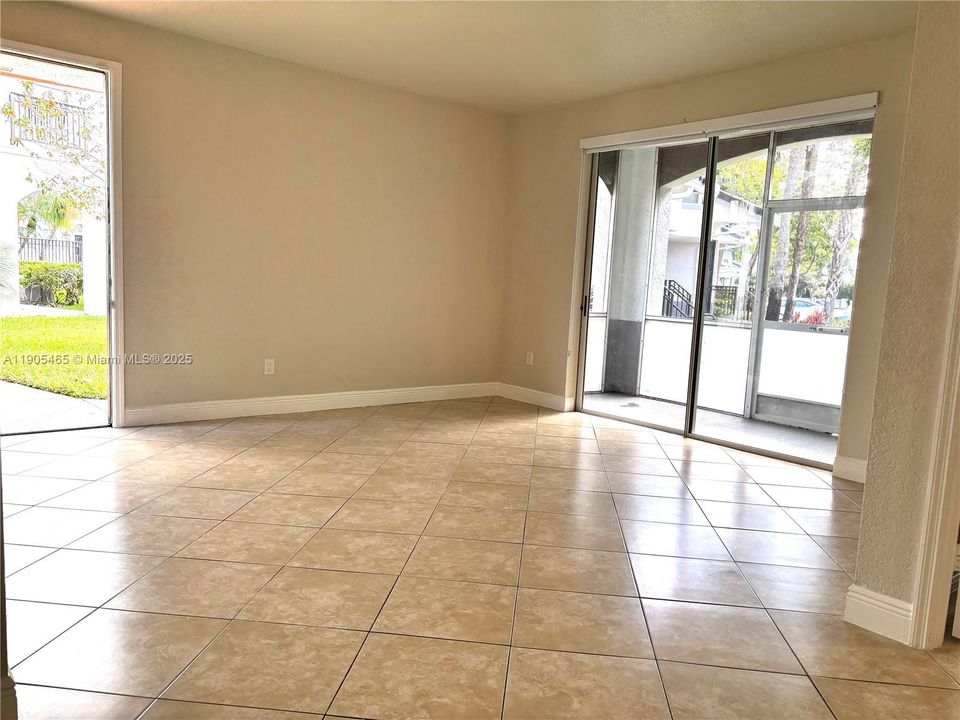 合同活跃: $2,300 (2 贝兹, 2 浴室, 1034 平方英尺)