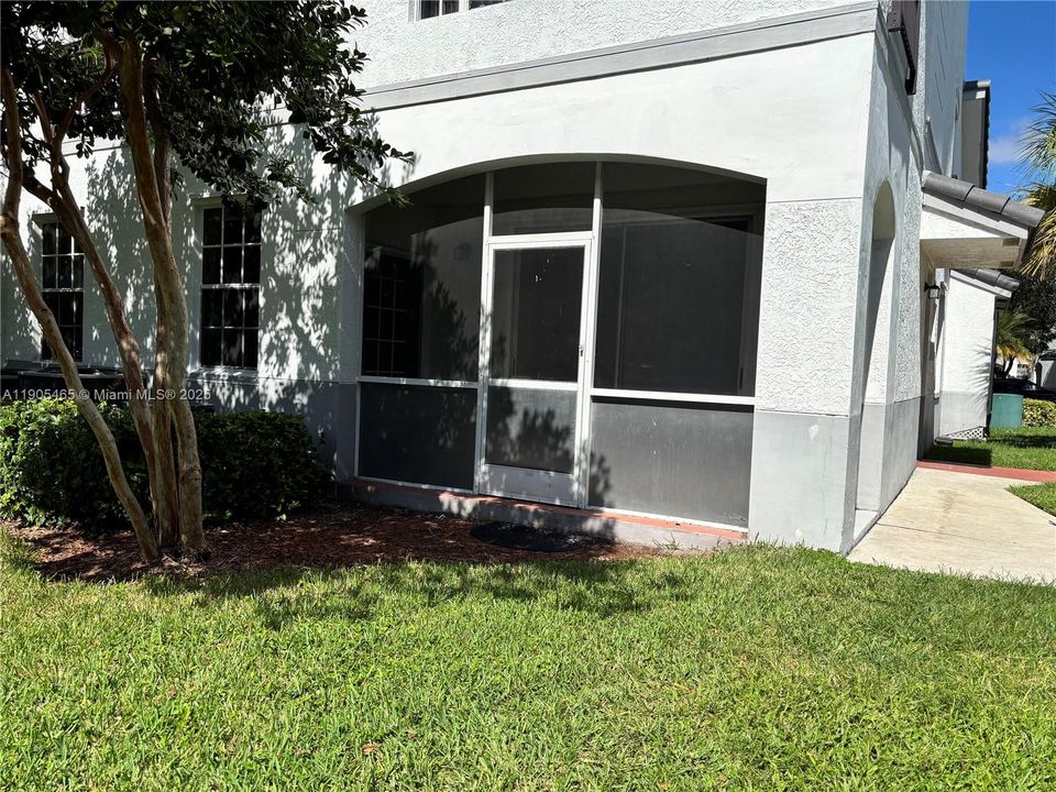 合同活跃: $2,300 (2 贝兹, 2 浴室, 1034 平方英尺)