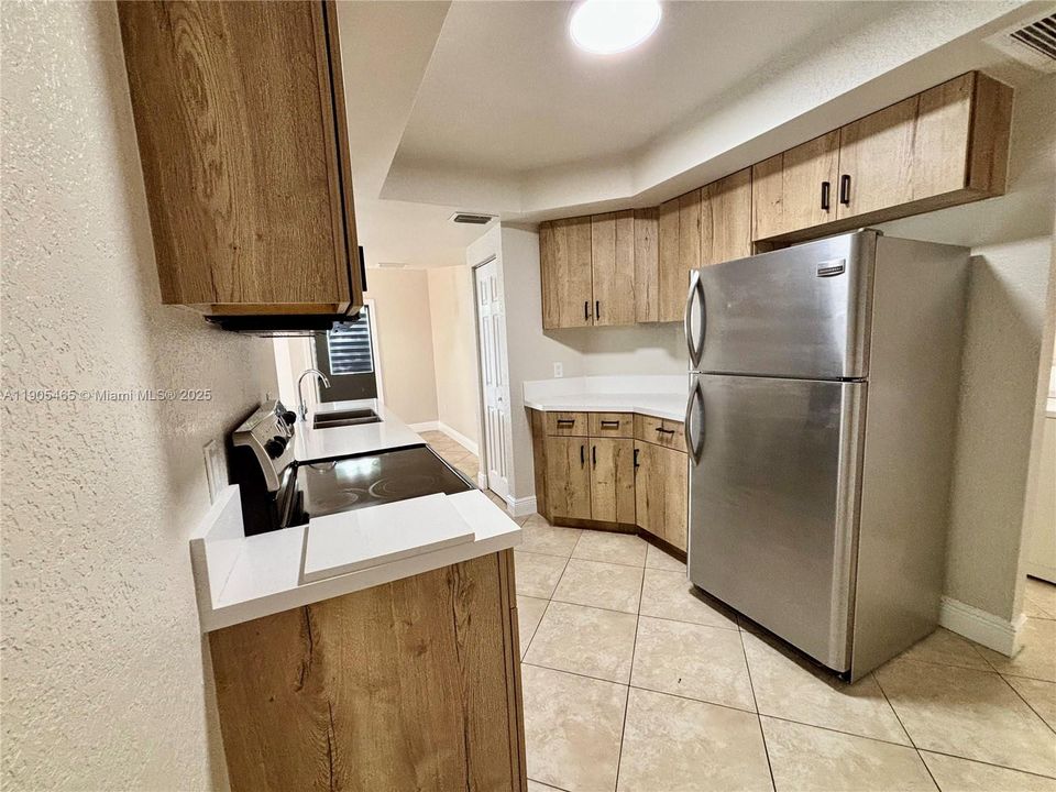 合同活跃: $2,300 (2 贝兹, 2 浴室, 1034 平方英尺)