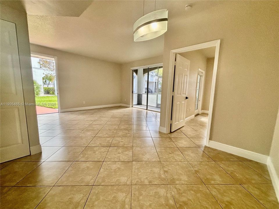 合同活跃: $2,300 (2 贝兹, 2 浴室, 1034 平方英尺)