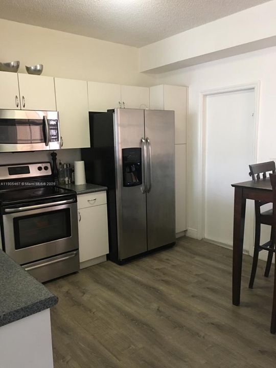 合同活跃: $2,800 (2 贝兹, 2 浴室, 1131 平方英尺)