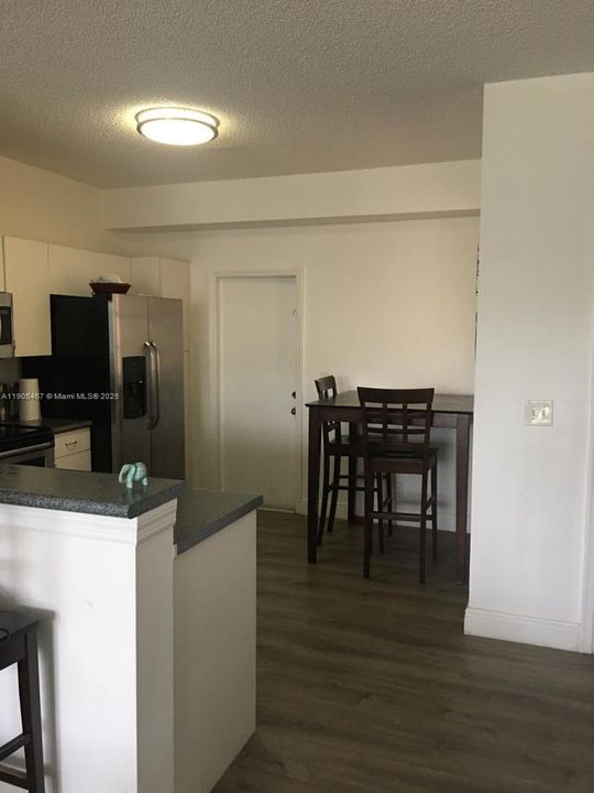 合同活跃: $2,800 (2 贝兹, 2 浴室, 1131 平方英尺)