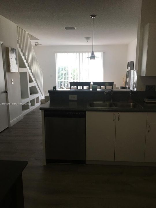 合同活跃: $2,800 (2 贝兹, 2 浴室, 1131 平方英尺)