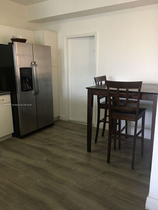 合同活跃: $2,800 (2 贝兹, 2 浴室, 1131 平方英尺)