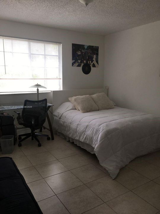 合同活跃: $2,800 (2 贝兹, 2 浴室, 1131 平方英尺)