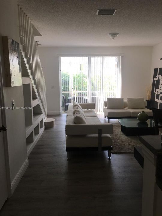 合同活跃: $2,800 (2 贝兹, 2 浴室, 1131 平方英尺)