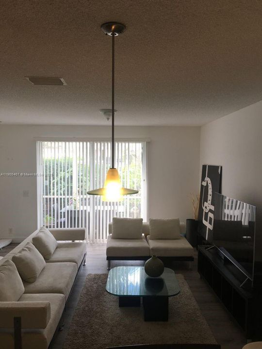 合同活跃: $2,800 (2 贝兹, 2 浴室, 1131 平方英尺)