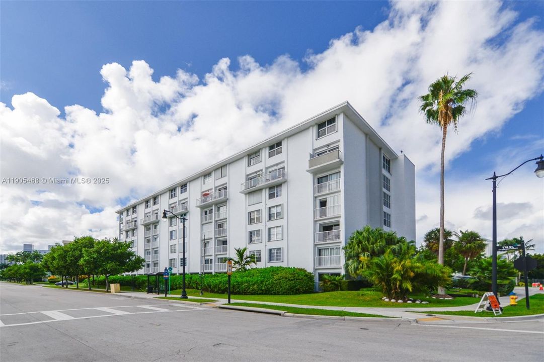 For Sale: $350,000 (1 beds, 1 baths, 930 Square Feet)