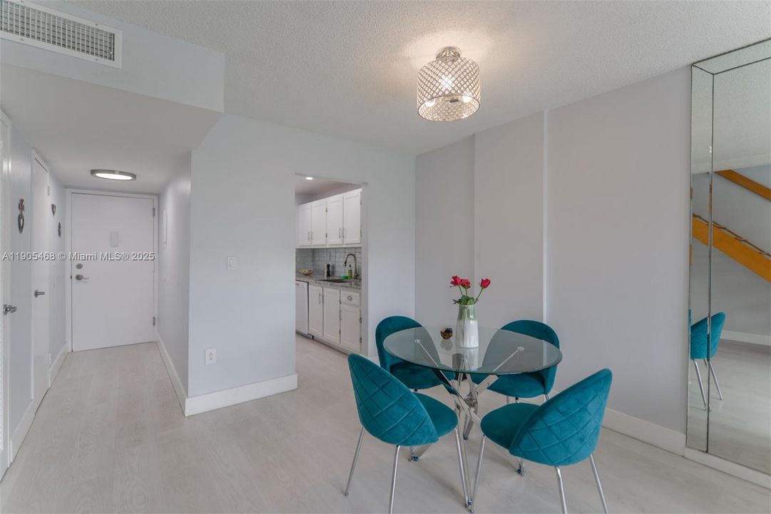 For Sale: $350,000 (1 beds, 1 baths, 930 Square Feet)