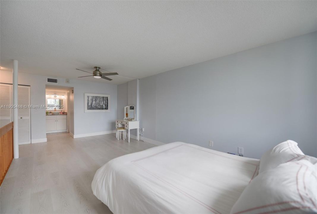 For Sale: $350,000 (1 beds, 1 baths, 930 Square Feet)