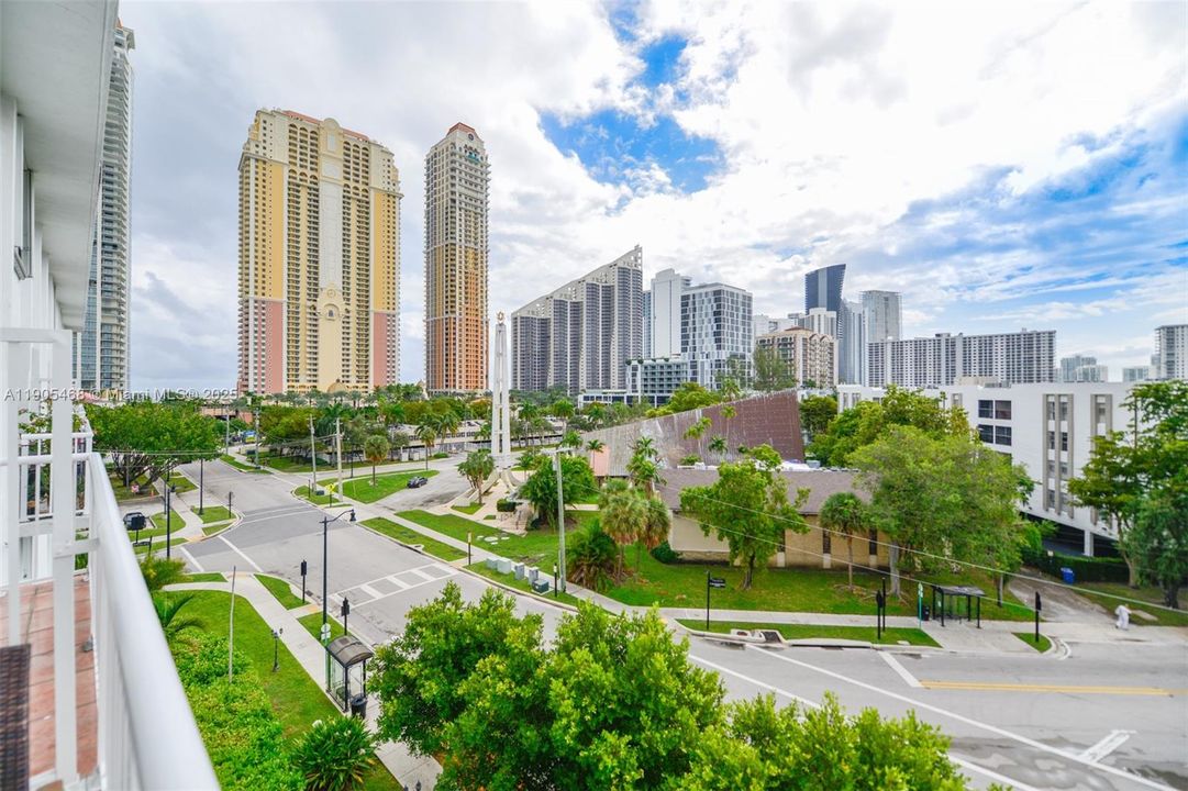 For Sale: $350,000 (1 beds, 1 baths, 930 Square Feet)