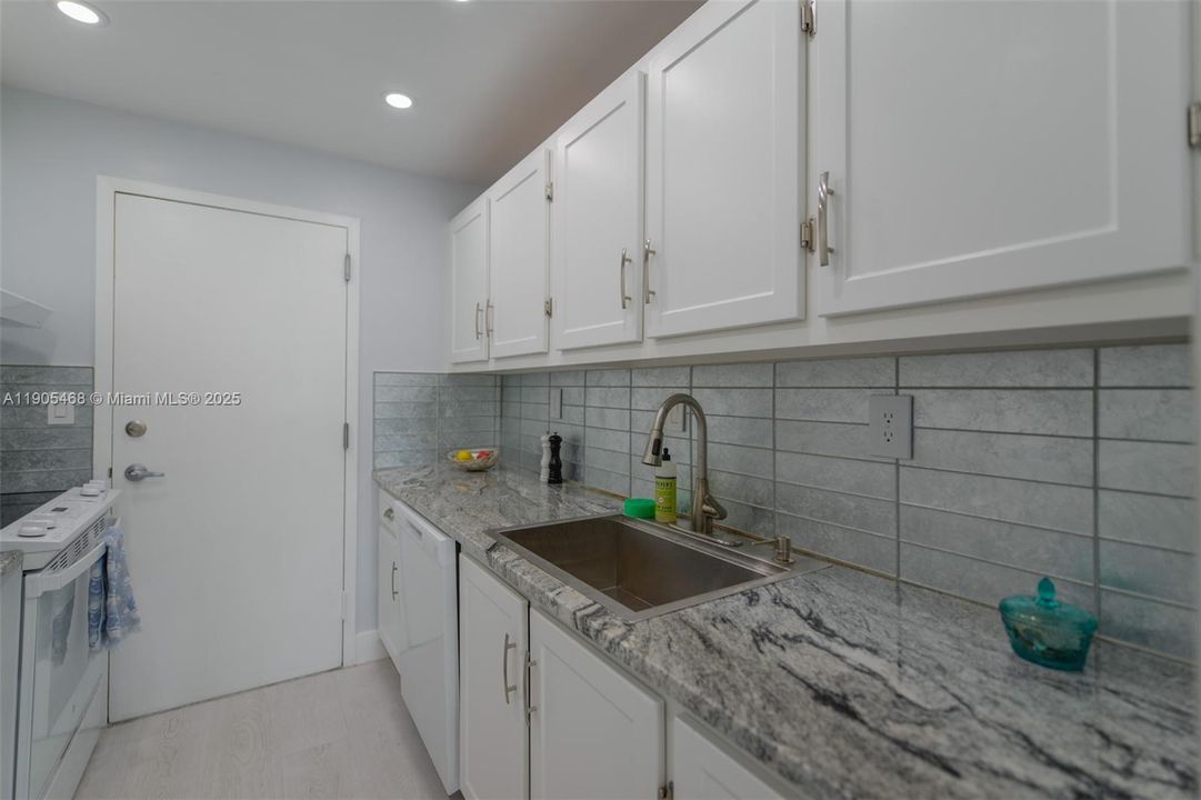 For Sale: $350,000 (1 beds, 1 baths, 930 Square Feet)