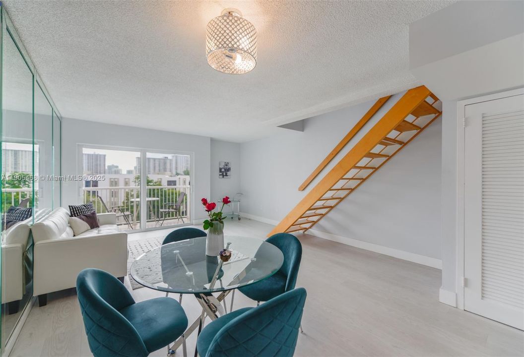 For Sale: $350,000 (1 beds, 1 baths, 930 Square Feet)