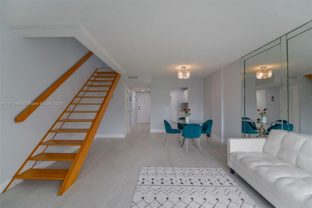 For Sale: $350,000 (1 beds, 1 baths, 930 Square Feet)