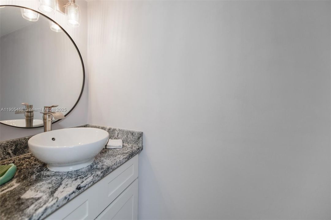 For Sale: $350,000 (1 beds, 1 baths, 930 Square Feet)