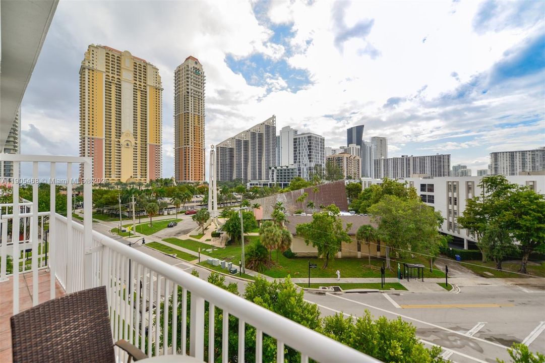 For Sale: $350,000 (1 beds, 1 baths, 930 Square Feet)