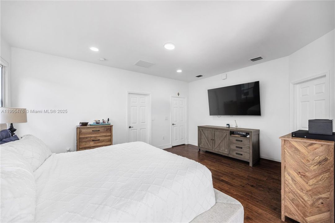 En Venta: $1,225,000 (5 camas, 5 baños, 3160 Pies cuadrados)