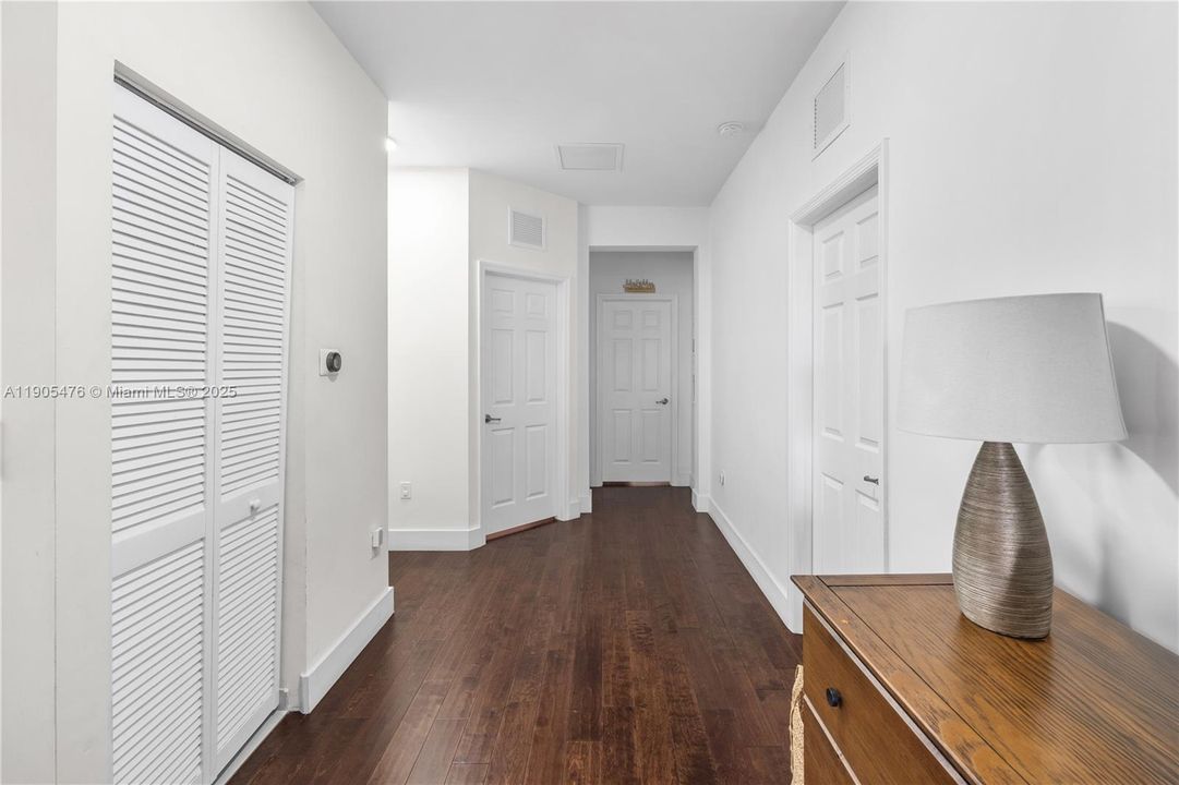 En Venta: $1,225,000 (5 camas, 5 baños, 3160 Pies cuadrados)