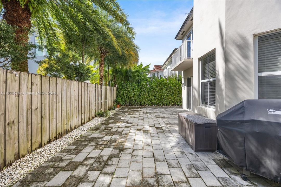 En Venta: $1,225,000 (5 camas, 5 baños, 3160 Pies cuadrados)