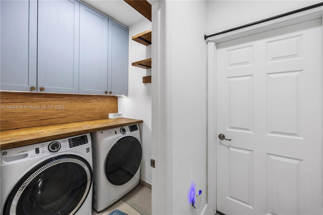 En Venta: $1,225,000 (5 camas, 5 baños, 3160 Pies cuadrados)