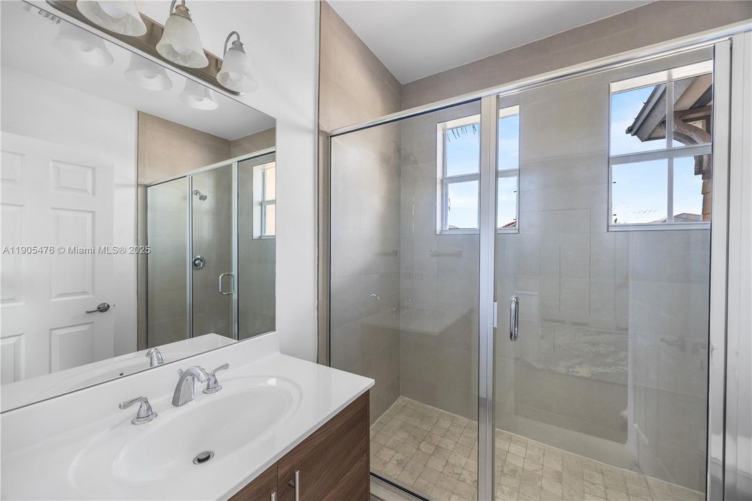 En Venta: $1,225,000 (5 camas, 5 baños, 3160 Pies cuadrados)