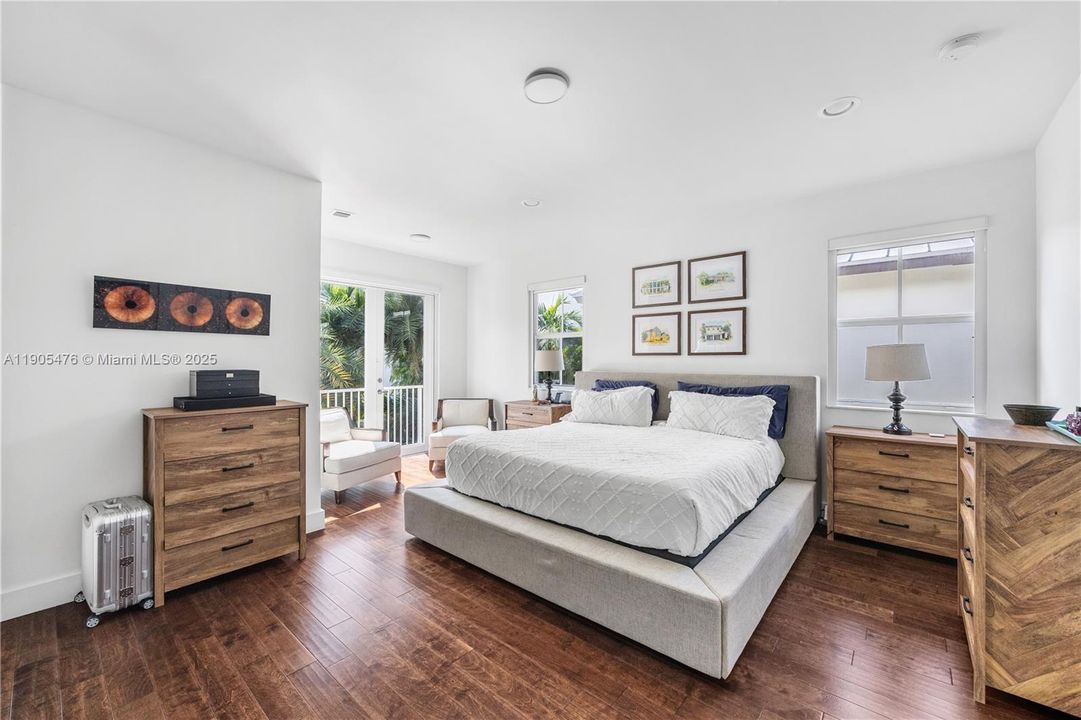 En Venta: $1,225,000 (5 camas, 5 baños, 3160 Pies cuadrados)