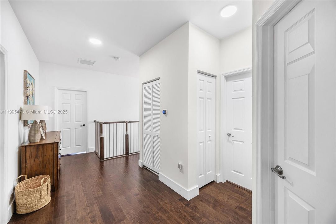 En Venta: $1,225,000 (5 camas, 5 baños, 3160 Pies cuadrados)