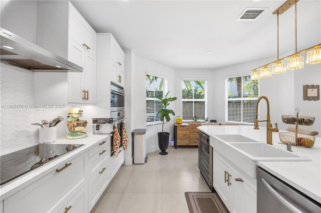 En Venta: $1,225,000 (5 camas, 5 baños, 3160 Pies cuadrados)