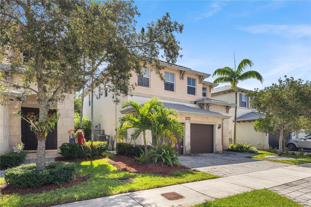 En Venta: $1,225,000 (5 camas, 5 baños, 3160 Pies cuadrados)