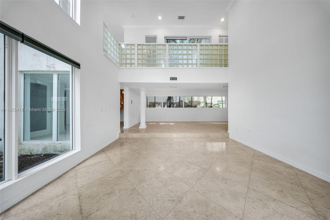 En Renta: $8,000 (4 camas, 2 baños, 2612 Pies cuadrados)