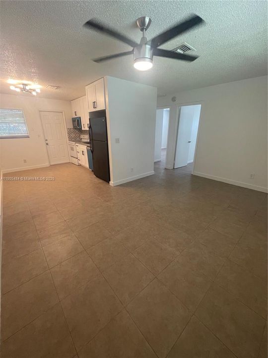 For Rent: $1,800 (2 beds, 1 baths, 990 Square Feet)