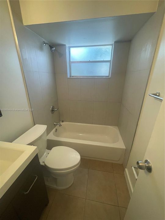 For Rent: $1,800 (2 beds, 1 baths, 990 Square Feet)