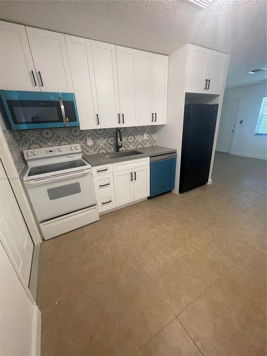 For Rent: $1,800 (2 beds, 1 baths, 990 Square Feet)