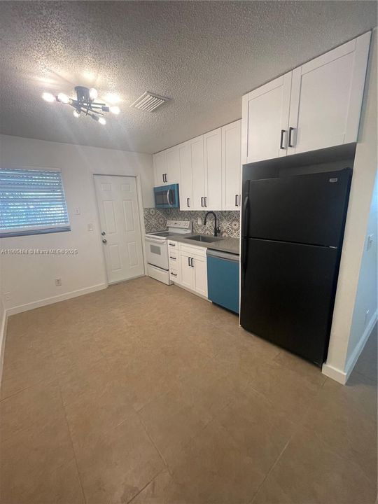 For Rent: $1,800 (2 beds, 1 baths, 990 Square Feet)