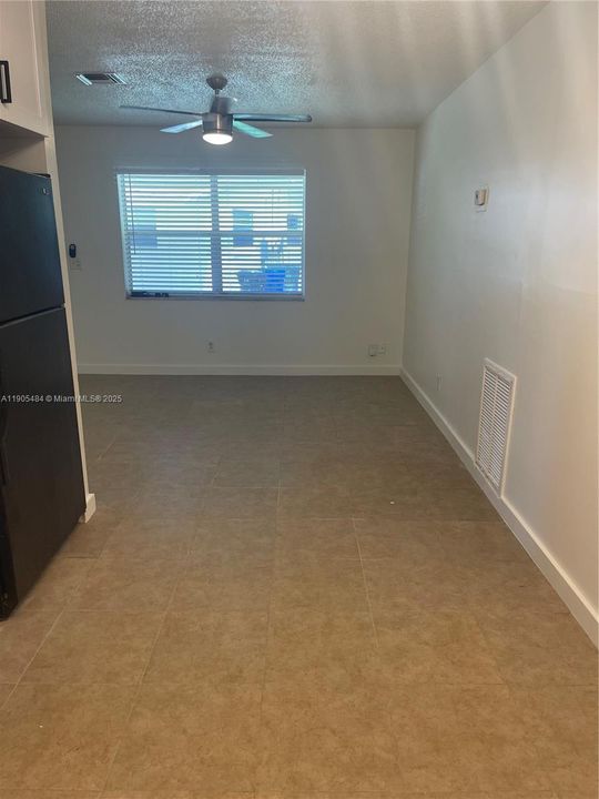 For Rent: $1,800 (2 beds, 1 baths, 990 Square Feet)
