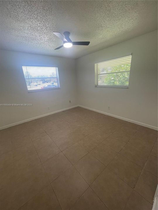 For Rent: $1,800 (2 beds, 1 baths, 990 Square Feet)