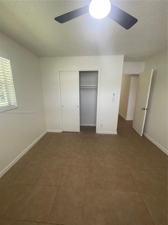 For Rent: $1,800 (2 beds, 1 baths, 990 Square Feet)