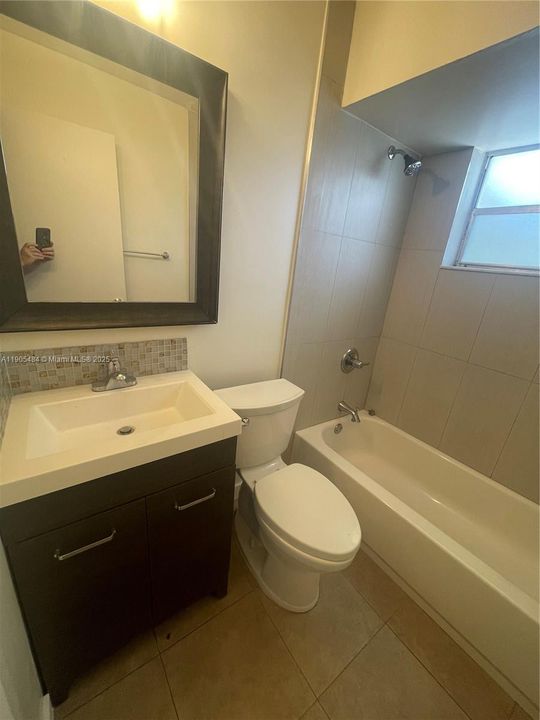 For Rent: $1,800 (2 beds, 1 baths, 990 Square Feet)