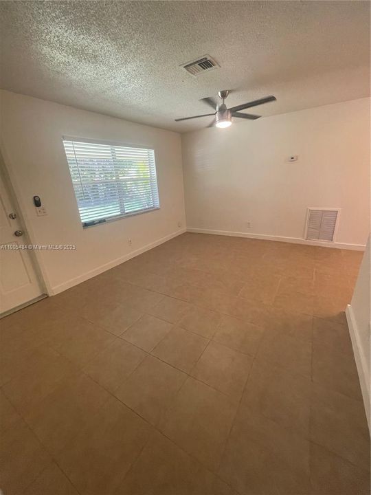 For Rent: $1,800 (2 beds, 1 baths, 990 Square Feet)