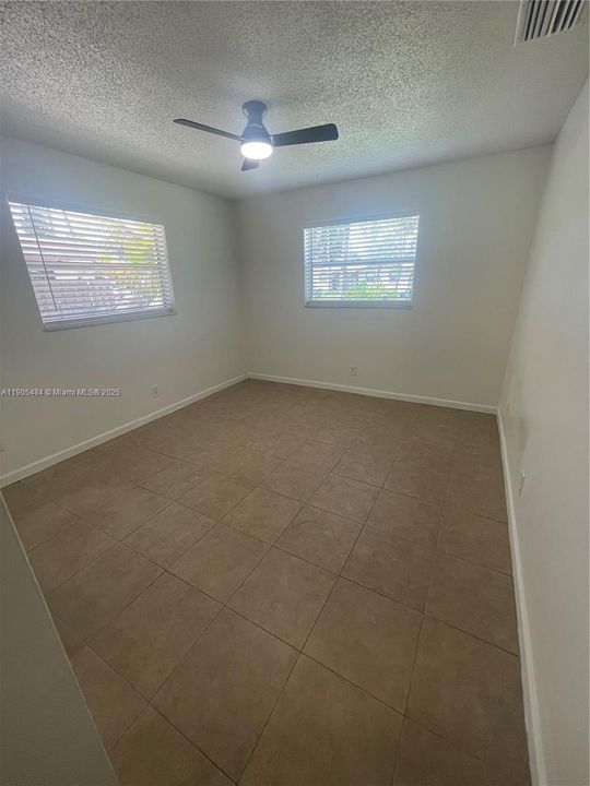 For Rent: $1,800 (2 beds, 1 baths, 990 Square Feet)