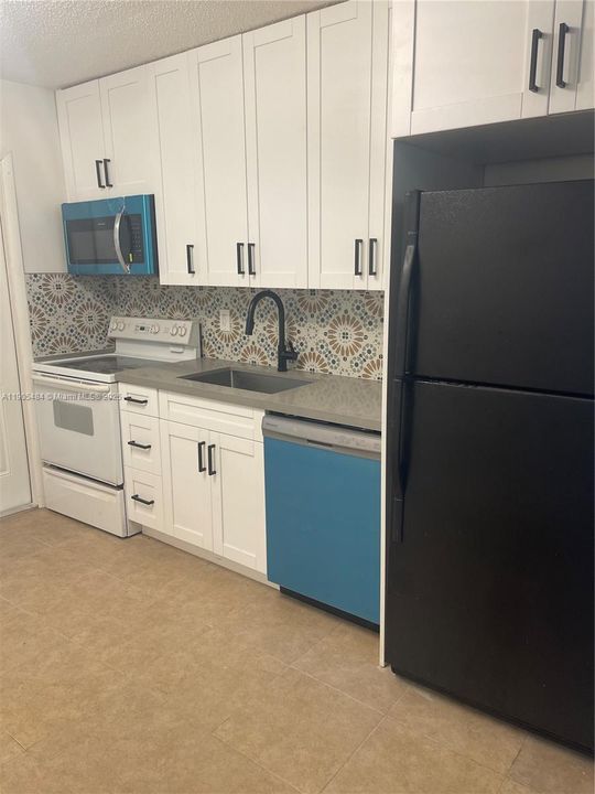 For Rent: $1,800 (2 beds, 1 baths, 990 Square Feet)