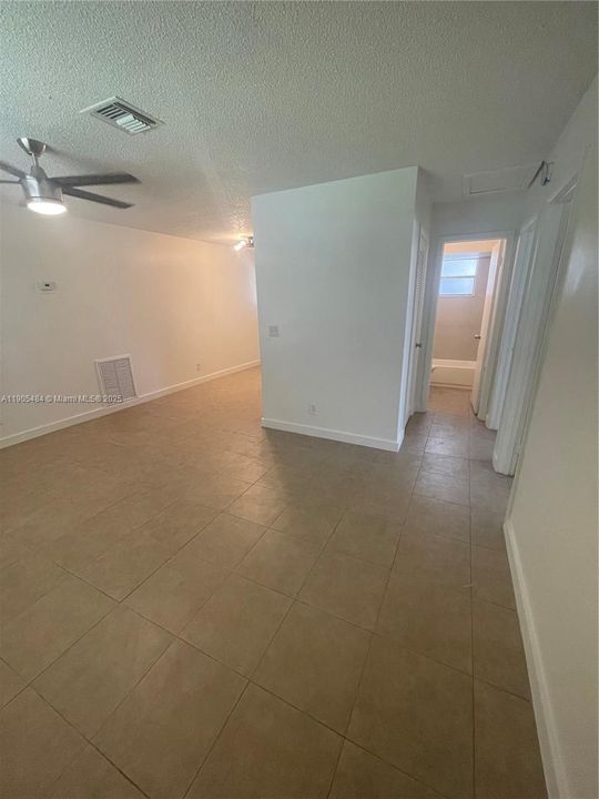 For Rent: $1,800 (2 beds, 1 baths, 990 Square Feet)