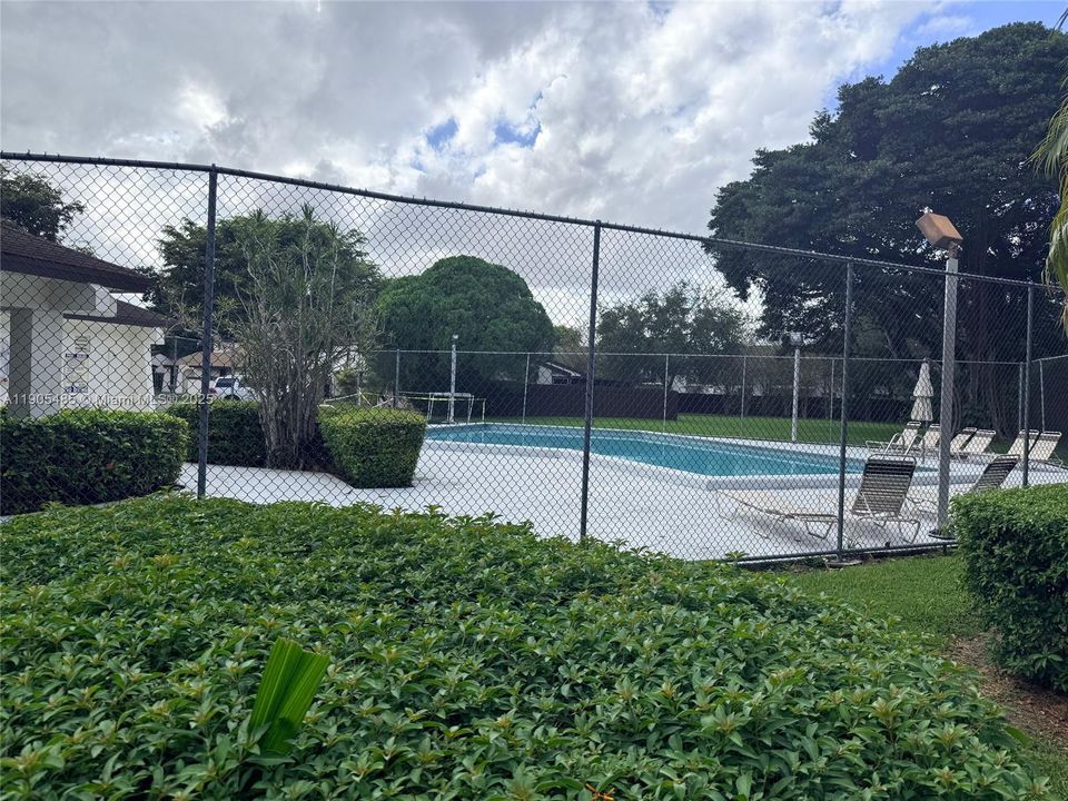 Под контрактом: $435,000 (3 спален, 2 ванн, 1183 Квадратных фут)