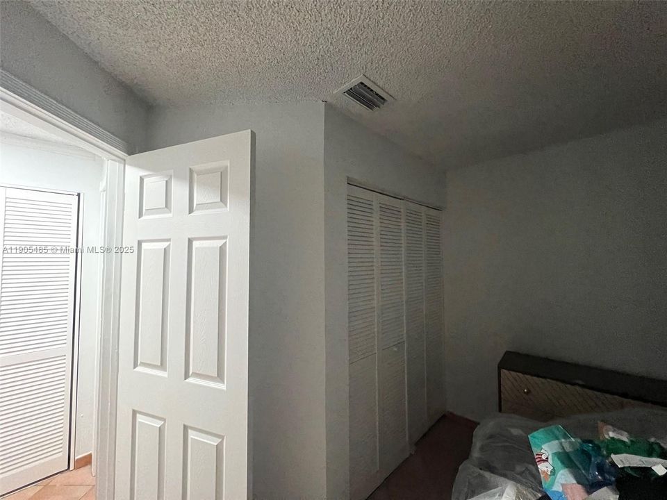 Под контрактом: $435,000 (3 спален, 2 ванн, 1183 Квадратных фут)