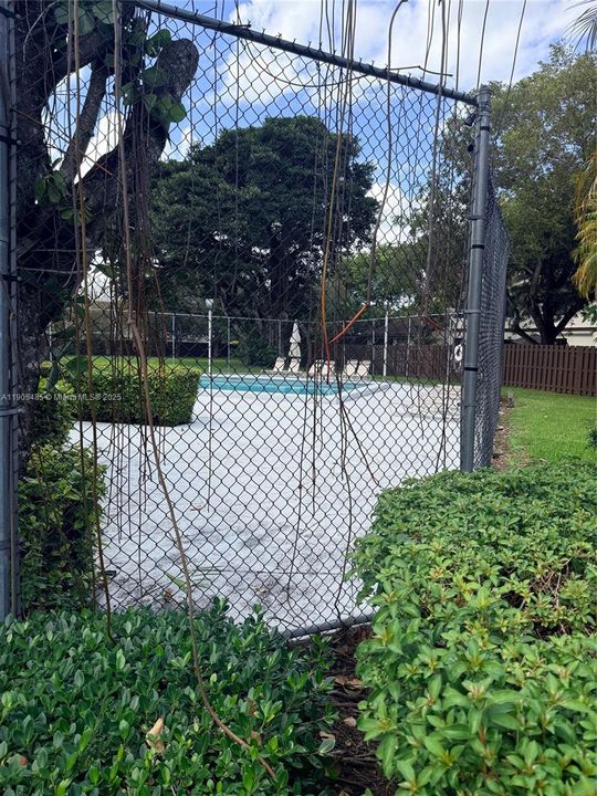 Под контрактом: $435,000 (3 спален, 2 ванн, 1183 Квадратных фут)