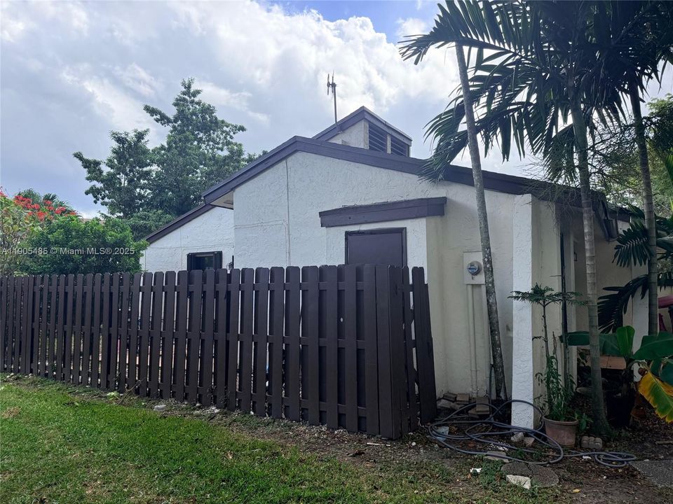 Corner-property side