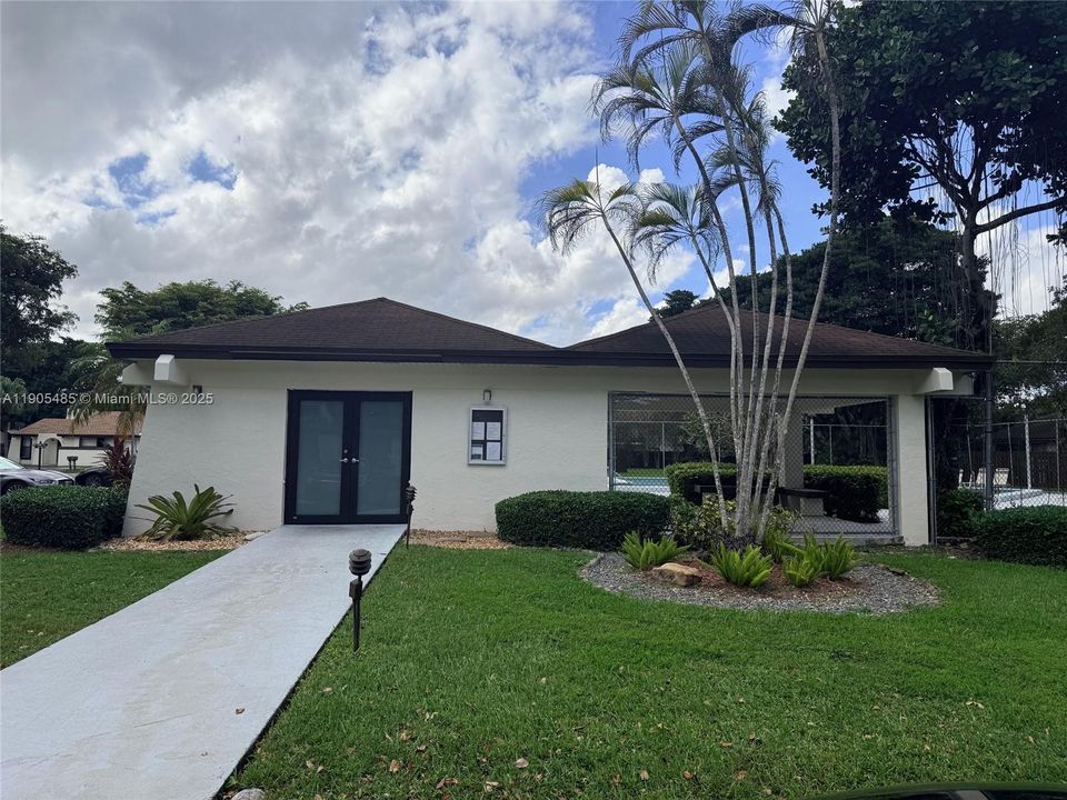 Под контрактом: $435,000 (3 спален, 2 ванн, 1183 Квадратных фут)